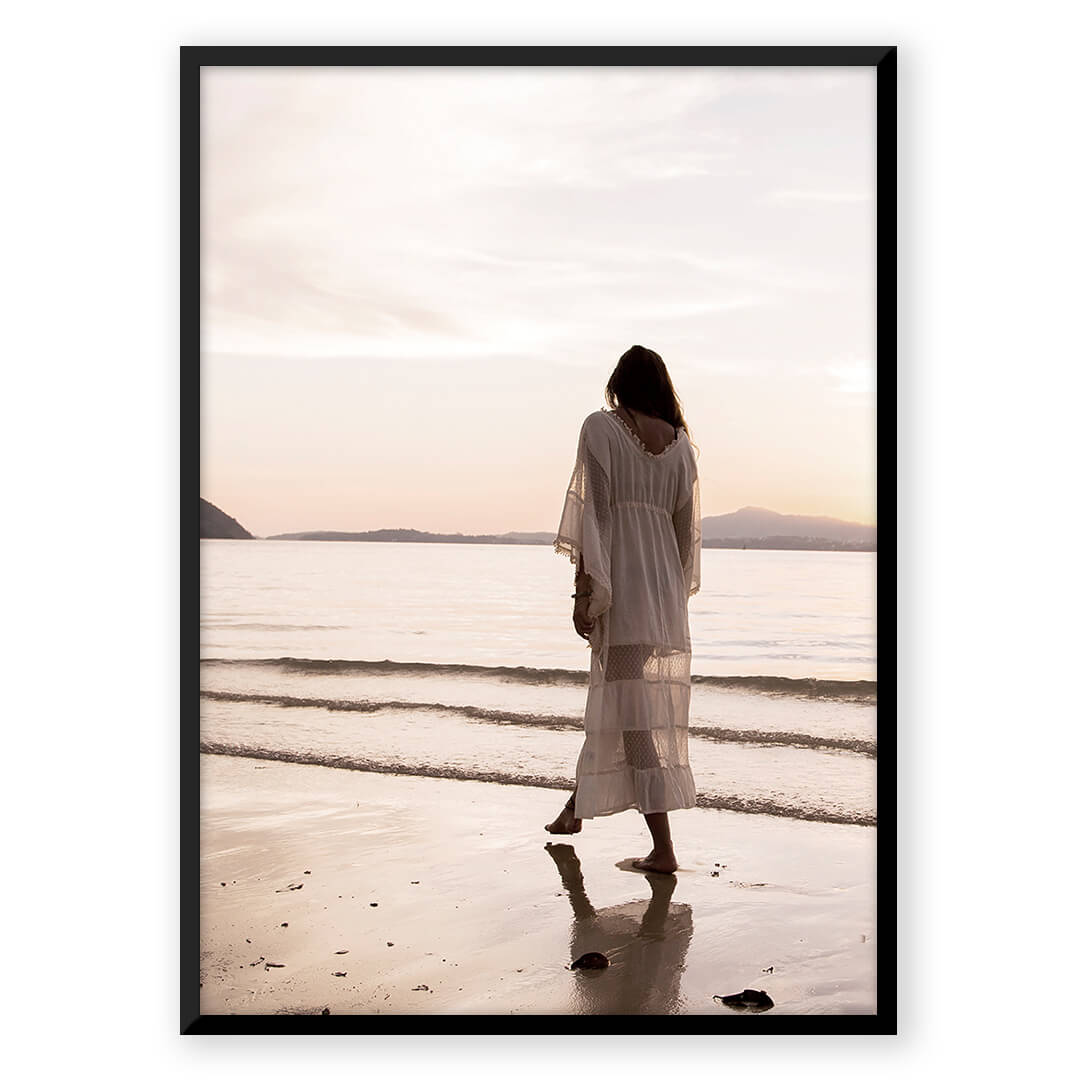 Woman on beach at sunset, F_05e35bb6-245a-4399-b67b-98de53e5a59a