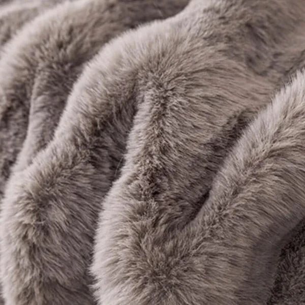 [Compre 1, Leve 2 + Almofada de Brinde] Kit Camélia - Capa em Chenille com Escudo Anti-Manchas e Anti-Odor
